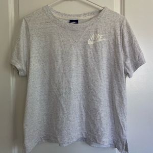 grey cropped nike t shirt